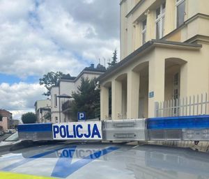 Napis policja na dachu radiowozu