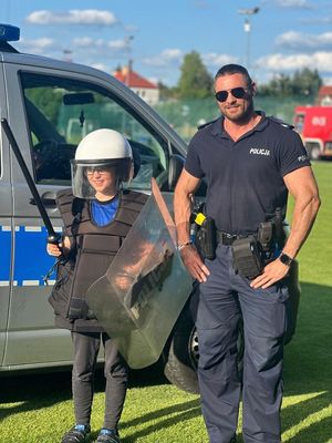 Zdjęcia z fetynu z okazjii Dnia Dziecka przedstawiające policjantów promujących swoją pracę.