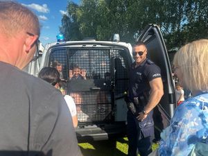 Zdjęcia z fetynu z okazjii Dnia Dziecka przedstawiające policjantów promujących swoją pracę.