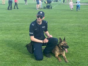 Zdjęcia z fetynu z okazjii Dnia Dziecka przedstawiające policjantów promujących swoją pracę.