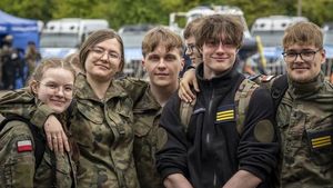 Uczniowei ze szkoły mundurowej pozujący do zdjęcia