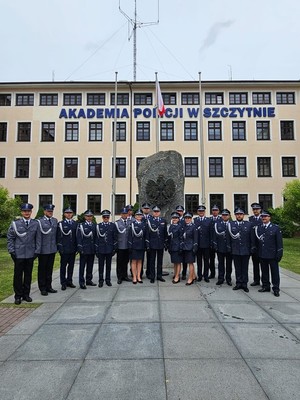 Przed budnyknikem szkoły policji w Szczytnie grupa mundurowych w mundurach galowych pozująca do zdjęcia