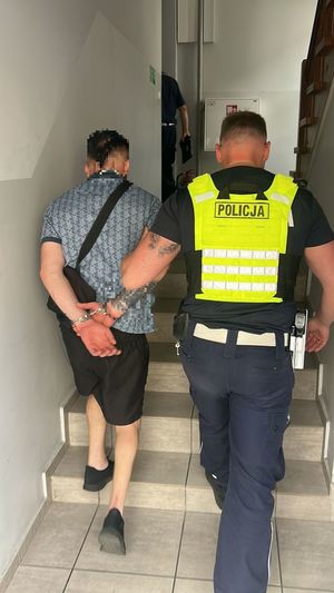 Policjant prowadzący zatrzymanego.