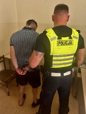 Policjant prowadzący zatrzymanego