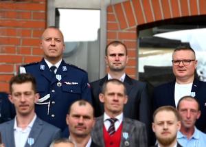 policjanci stojący na schodach