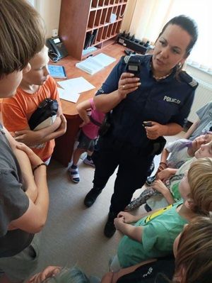 Policjantka w biurze z grupą dzieci