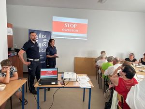 Policjanci w sali podcza debaty z senioramia.
