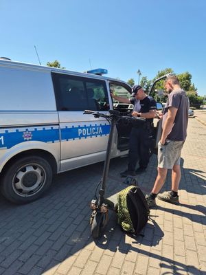 Policjant kontrolujący kierujacego hulajnogą