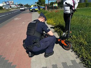 Policjant kontrolujący kierujacego hulajnogą