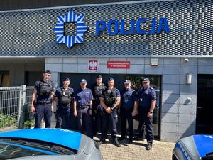 Policjanci stojący przed rewirenm dzielnicowych w Charzykowie
