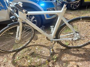 Rower stojący przy policyjnym radiowozie