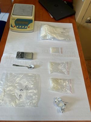 Narkotyki w woreczkach leżące na biurku