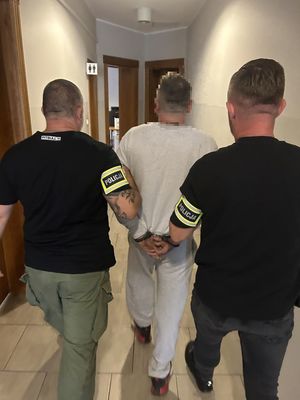 Policjanci prowadzący zatrzymanego