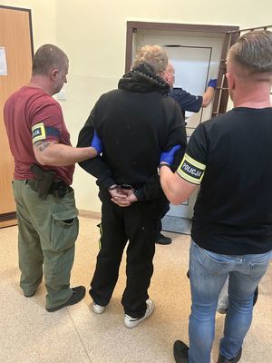 Policjanci prowadzący zatrzymanego