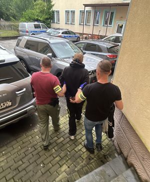 Policjanci prowadzący zatrzymanego
