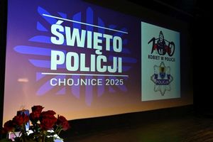 Zdjęciaa z uroczystości święta policji w Chojnicach wykonane w sali kinowej