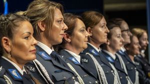 Policjantki stojące w szeregu