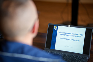 Policjant siedzący przed komputerem