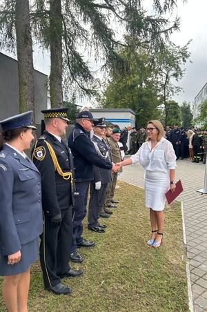 Foto rekacja z uroczystego rozpoccia  roku szkolengo w szkole mundurowej na któych widoczni są nauczyciele i uczniowie.