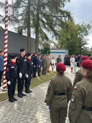 Foto rekacja z uroczystego rozpoccia  roku szkolengo w szkole mundurowej na któych widoczni są nauczyciele i uczniowie.