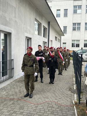Foto rekacja z uroczystego rozpoccia  roku szkolengo w szkole mundurowej na któych widoczni są nauczyciele i uczniowie.