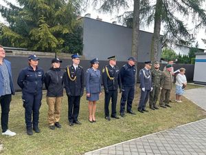 Foto rekacja z uroczystego rozpoccia  roku szkolengo w szkole mundurowej na któych widoczni są nauczyciele i uczniowie.