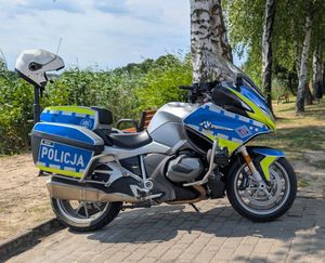 Policyjny motocykl stojący na chodniku