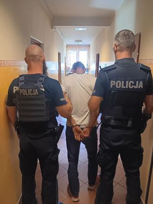 Policjanci prowadzący zatrzymanego