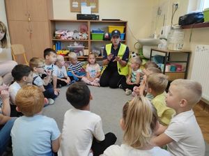 Policjantka podczas spotkania z przedszkolakami