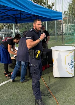 Dzielnicowy z mikrofonem na festynie