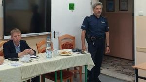 dzielnicowy podczas spotkania ze społecznością