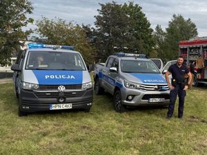 dzielnicowy podczas zabezpieczenia festynu