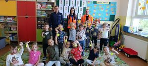 Fotorelacja z wizyty policjantów oraz przedstawiciela zarządcy drogi w pezedszkolach na terenie Łęga oraz Rytla