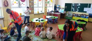 Fotorelacja z wizyty policjantów oraz przedstawiciela zarządcy drogi w pezedszkolach na terenie Łęga oraz Rytla