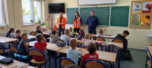 Fotorelacja z wizyty policjantów oraz przedstawiciela zarządcy drogi w pezedszkolach na terenie Łęga oraz Rytla
