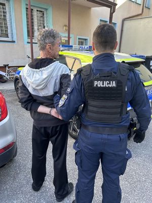 Policjant prowadzący zatrzymanego