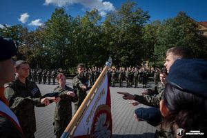 Zdjęcia z uroczystości  ślubowania uczniów klas mundurowych. uczniowie klas mundurowych przy sztandarze składający ślubowanie