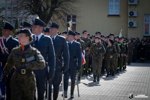 Zdjęcia z uroczystości  ślubowania uczniów klas mundurowych. uczniowie  podczas parady