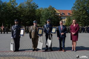 Zdjęcia z uroczystości  ślubowania uczniów klas mundurowych.