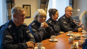 Policjanci podczas spotkania siedzący przy stole