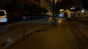 zdjecie wykonane w nocy przedstawia uszkodzone po kolizji słupki na Chojnickim Rynku