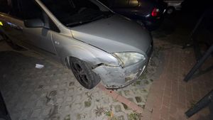 Uszkodzony srebrny samochód po kolizji