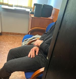 skuty mężczyzna siedzący na krześle