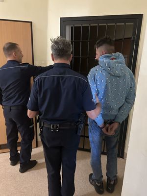 Policjant prowadzący zatrzymanego