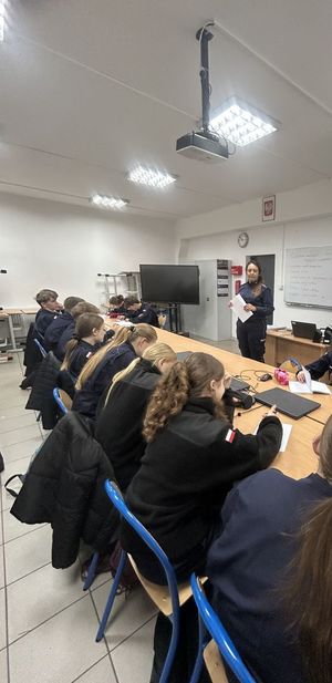 uczniowie klasy mundurowej siedzący w ławkach podczas zajęć