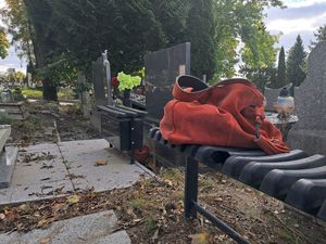 torebka leżąca na ławeczce na cmentarzu
