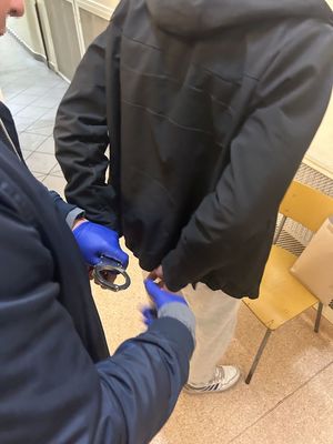 Policjant skuwający zatrzymanego