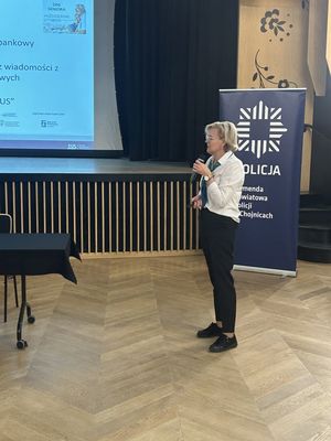 Pracownica ZUS wygłaszająca prelekcję