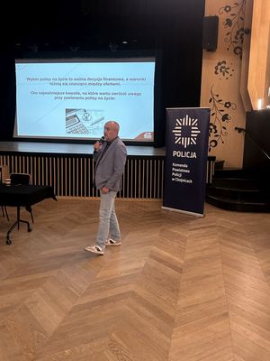 Przedstawiciel banku wygłaszający prelekcję