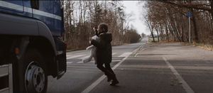 Dziewczynka wbiegająca przed nadjeżdzającą cięzarówkę